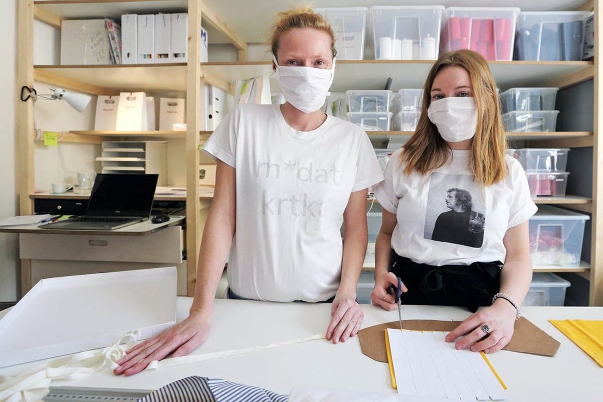 Kreativní tým Anny Marešové pomáhá v první vlně pandemie jara 2020 a šije bavlněné roušky pro personál Ústředního ústavu hematologie a krevní transfuze (ÚHKT).